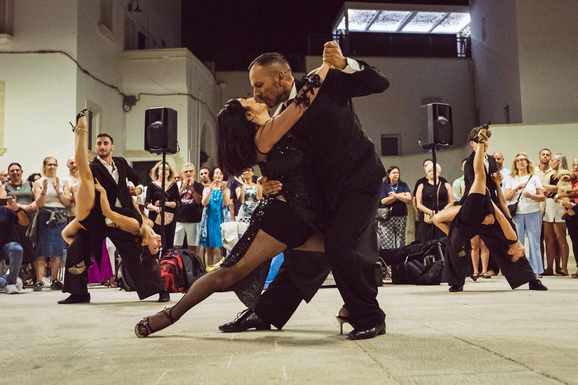 Coppia di tango in una figura durante l'esibizione