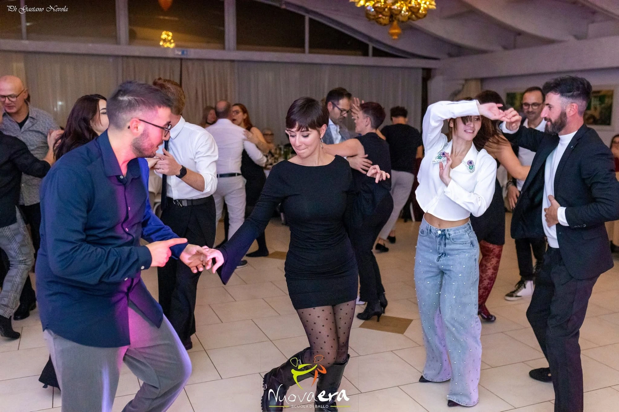 Allievi in pista durante una festa della Nuova Era