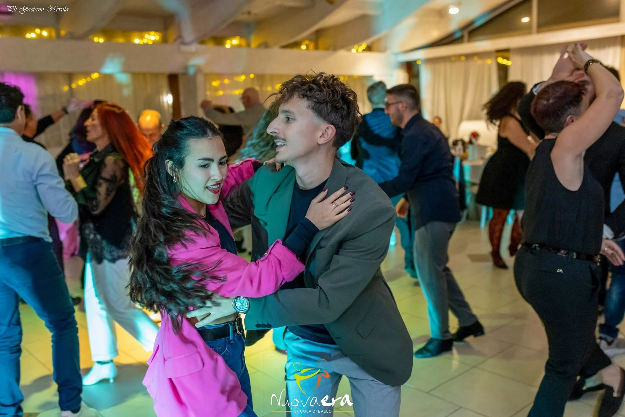 Coppia che balla tra le luci colorate della serata
