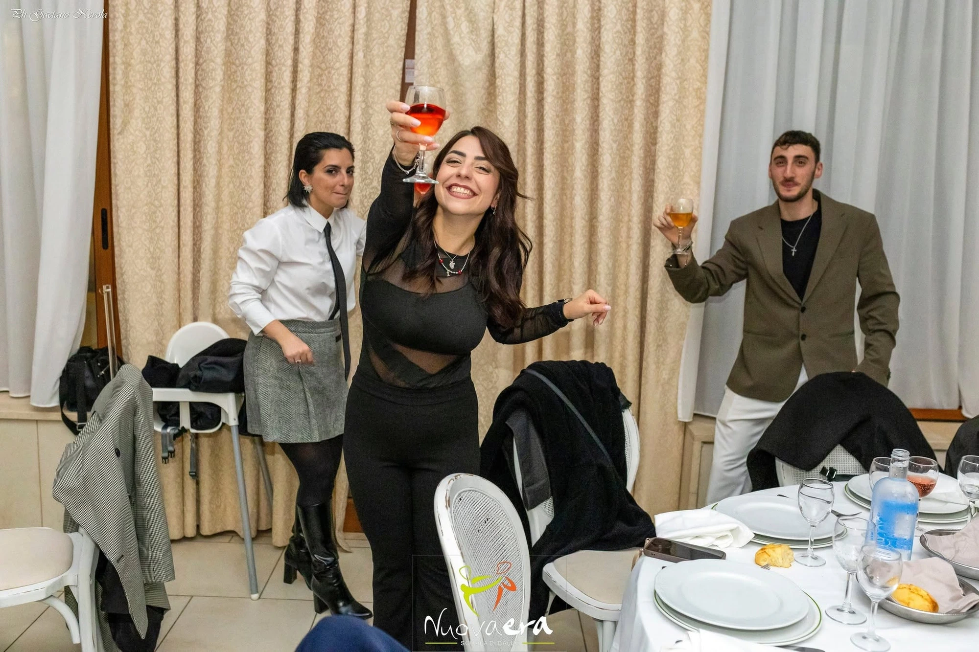 Brindisi e momento conviviale durante la festa