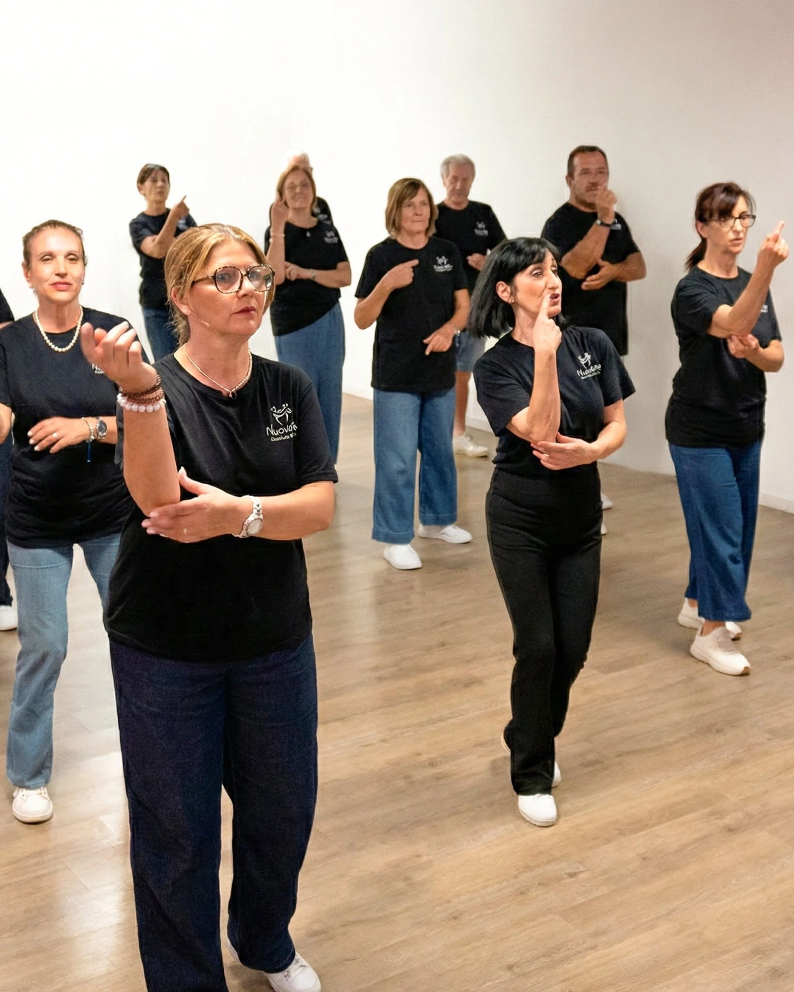 Lezione di gruppo nella sala della scuola