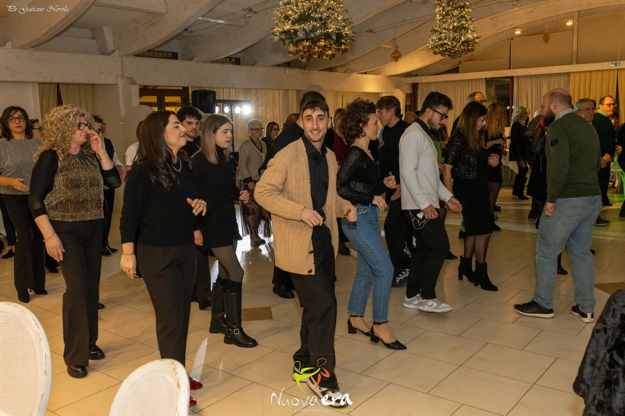 Coppie sulla pista da ballo durante la serata