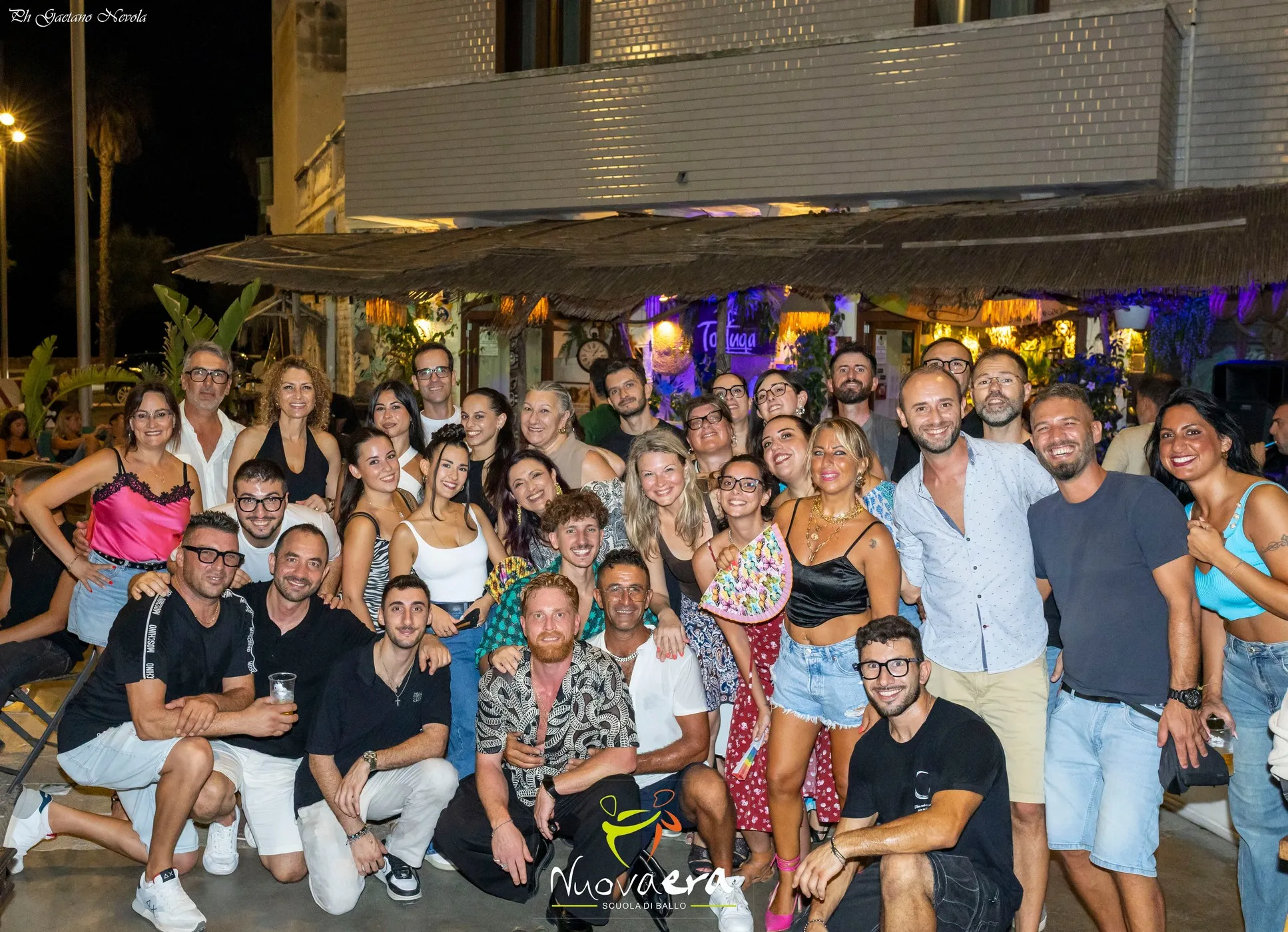 Foto di gruppo degli allievi della Nuova Era alla serata al Tortuga