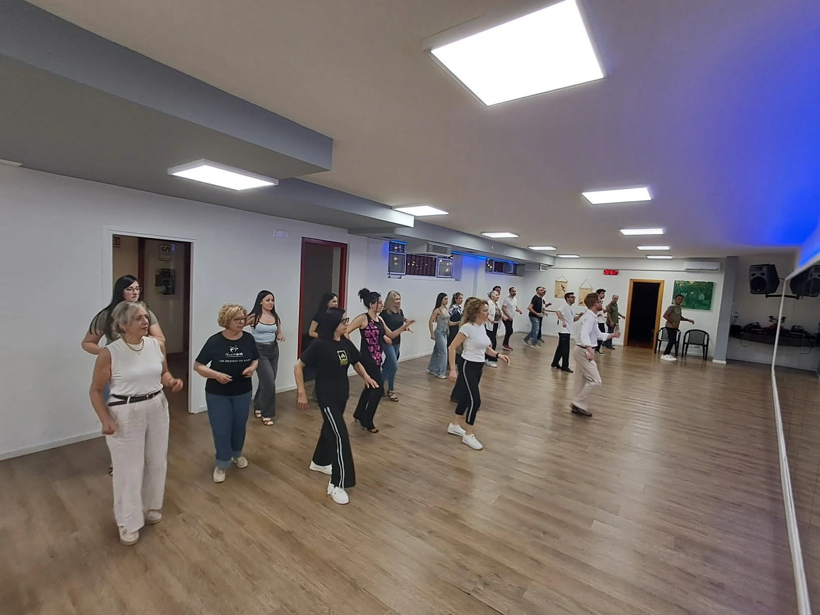 Ballo di gruppo nella sala della Nuova Era