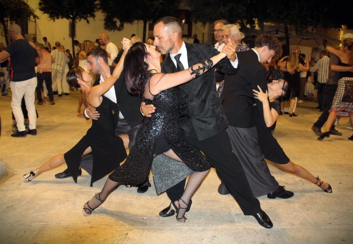 Esibizione di tango della scuola in piazza