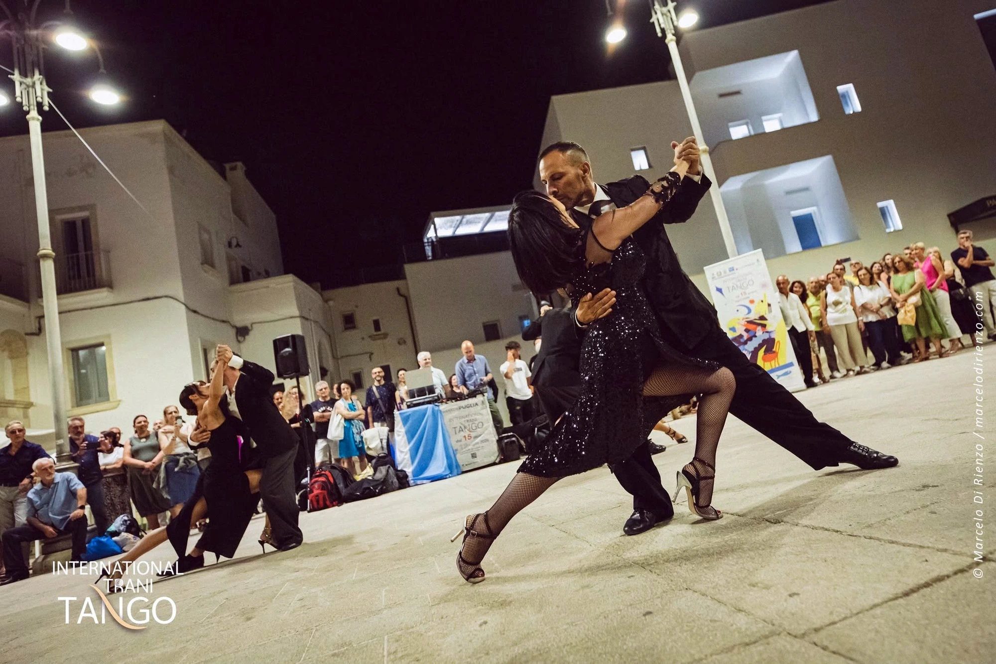 Esibizione di tango argentino in piazza davanti al pubblico