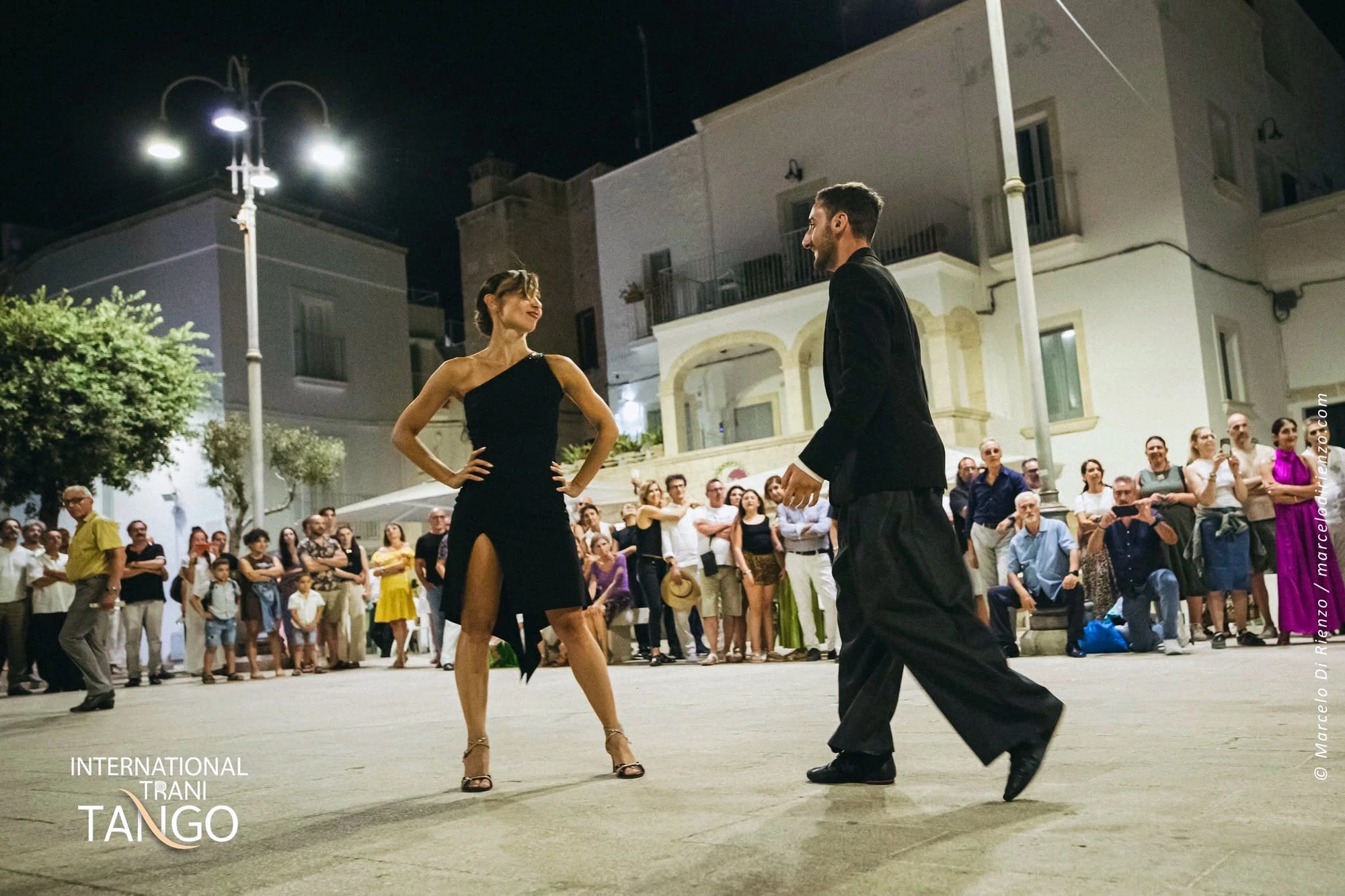Ballerini di tango sulla pista durante una serata all'aperto