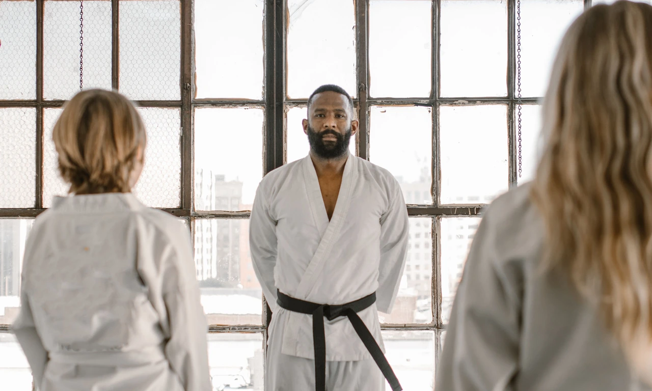 Maestro di karate davanti a due allievi in palestra